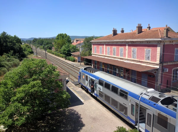 Photographie professionnelle d'un technicien en tenue de travail, seul ou en équipe, effectuant une intervention d'entretien ou de dépannage de piscine à domicile dans le Var. La scène montre par exemple : un technicien contrôlant ou remplaçant un filtre, testant l'eau avec un kit d'analyse, ou inspectant les équipements de la piscine (pompe, système de filtration). L'arrière-plan présente une piscine résidentielle typique du Var avec sa terrasse. L'image doit différer visuellement de l'équipe transportant du matériel depuis un véhicule : il s'agit ici de montrer l'action technique d'intervention à domicile, pas le déplacement de matériel. L'atmosphère doit transmettre le professionnalisme, la compétence technique et la proximité du service.